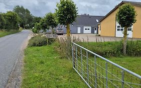Værelse, tv-stue og spiserum på første sal, eget bad i stueetagen